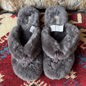 UGG NEW Fluff Flip-Flop II beautiful
grey Slipper - Women's Size 9